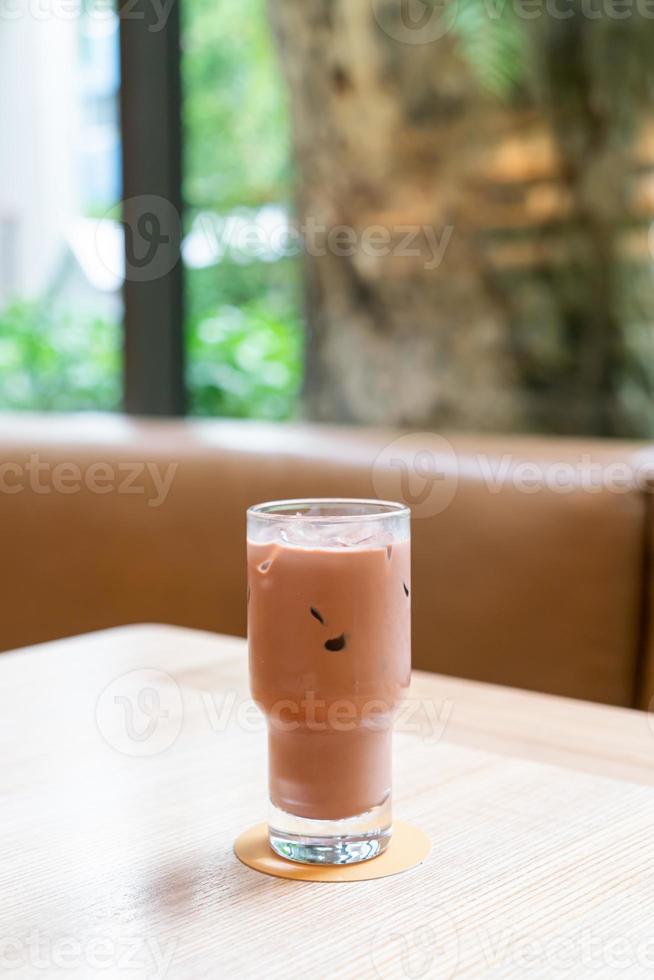 Vaso de chocolate negro helado en cafetería cafetería y restaurante foto