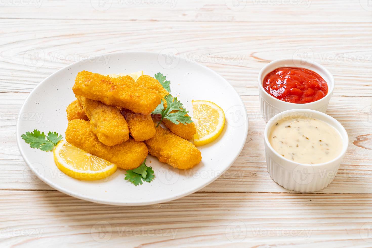 palitos de pescado frito o patatas fritas pescado con salsa foto