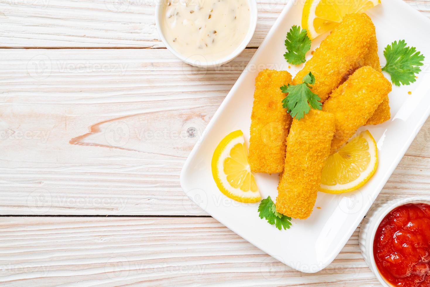 palitos de pescado frito o patatas fritas pescado con salsa foto