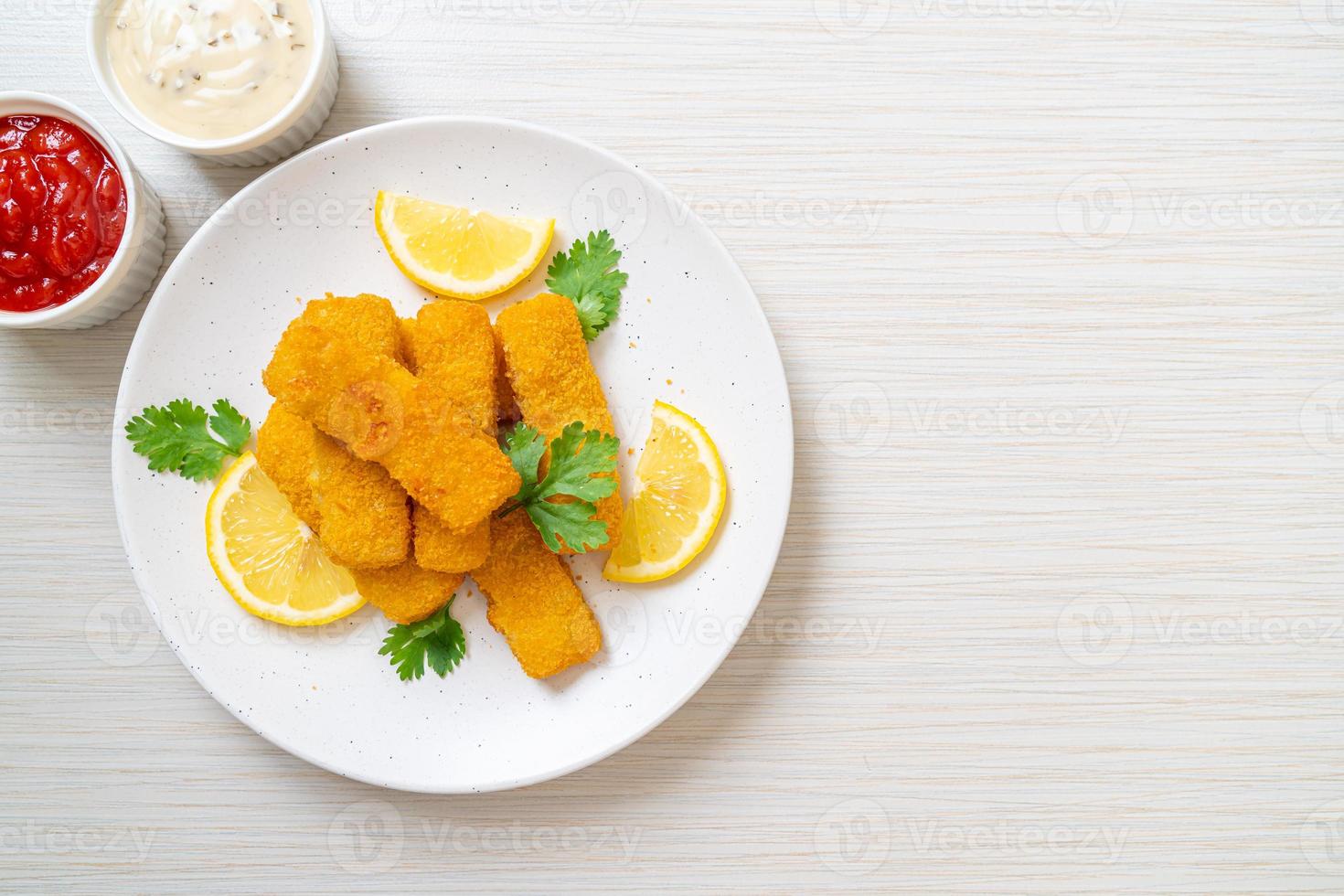 palitos de pescado frito o patatas fritas pescado con salsa foto