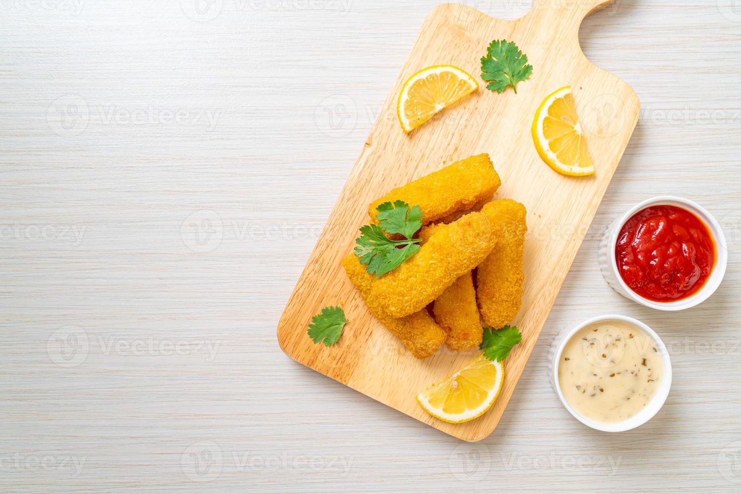 palitos de pescado frito o patatas fritas pescado con salsa foto