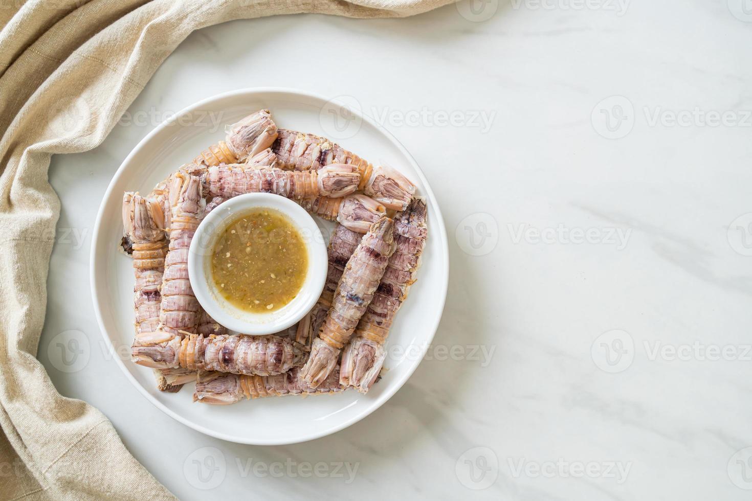 cangrejos de río o gambas mantis o estomatópodos al vapor con salsa picante de mariscos foto