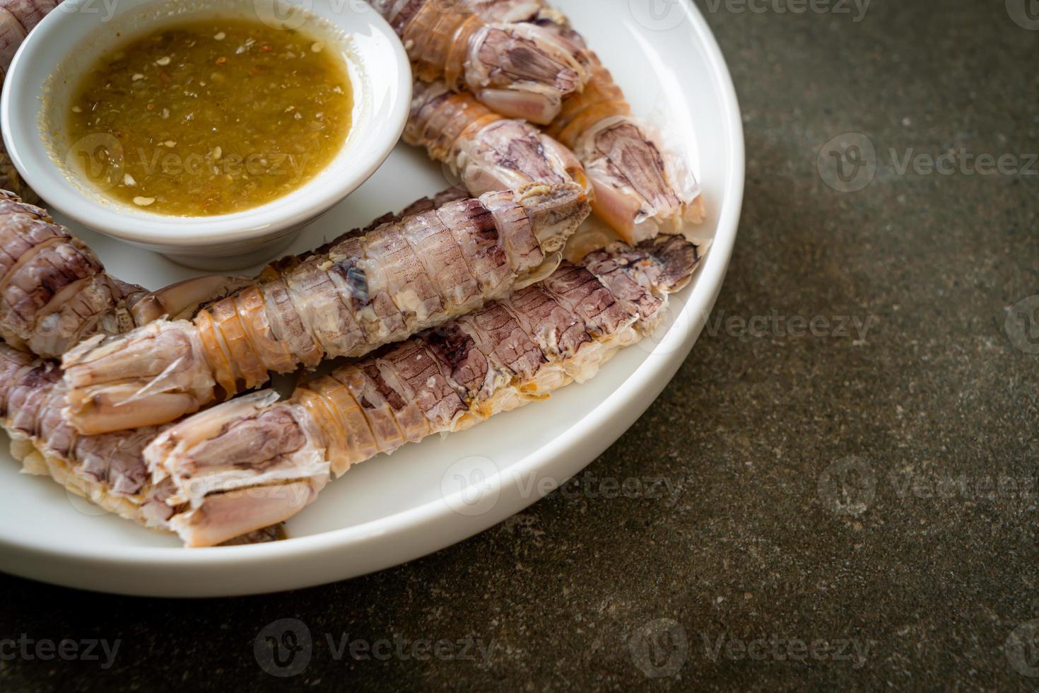 cangrejos de río o gambas mantis o estomatópodos al vapor con salsa picante de mariscos foto
