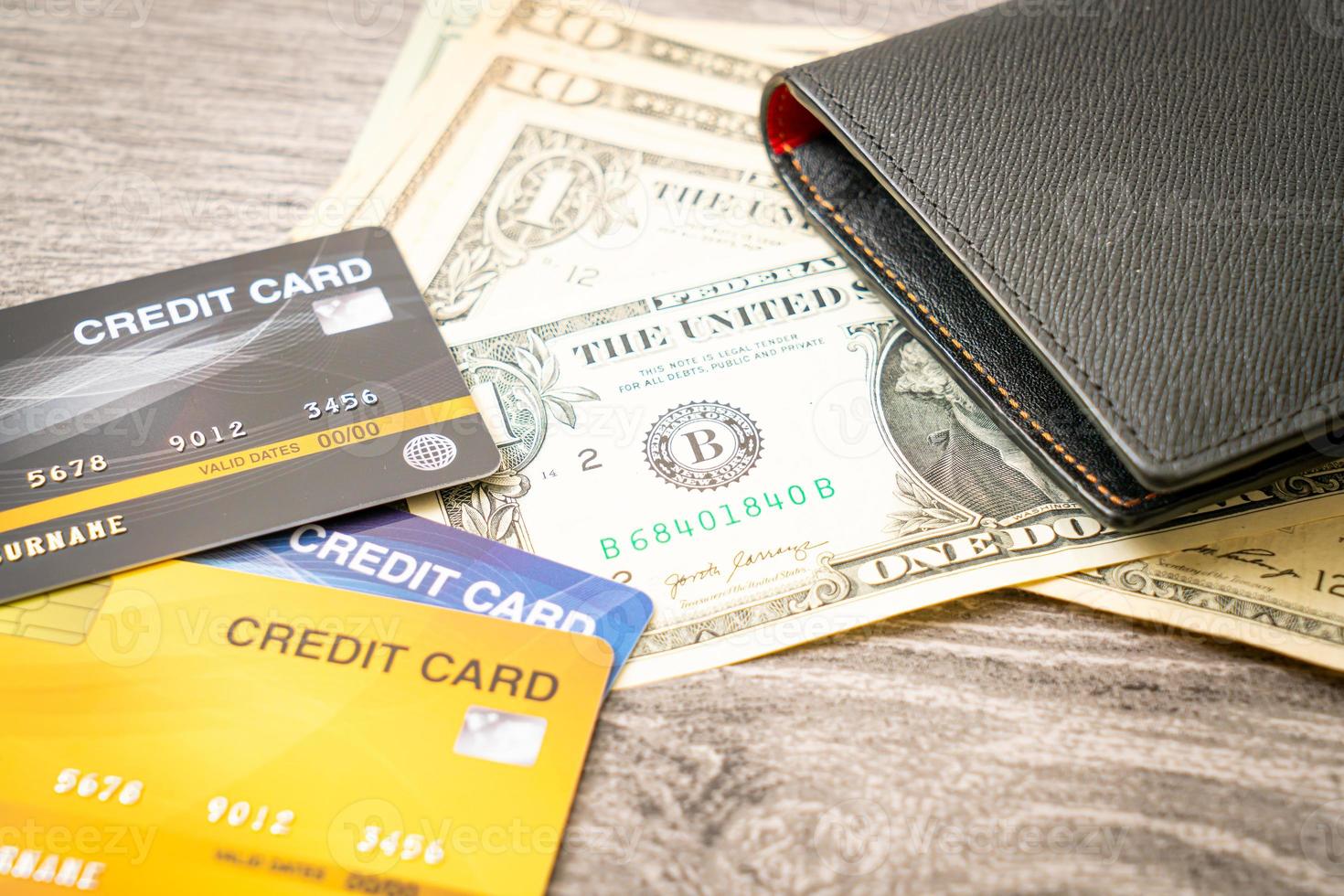 Billetera con dinero y tarjeta de crédito - concepto de economía y finanzas foto