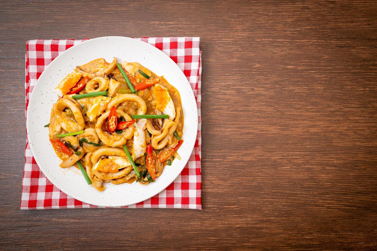 Calamares o pulpo salteados con huevo salado - estilo de comida asiática foto