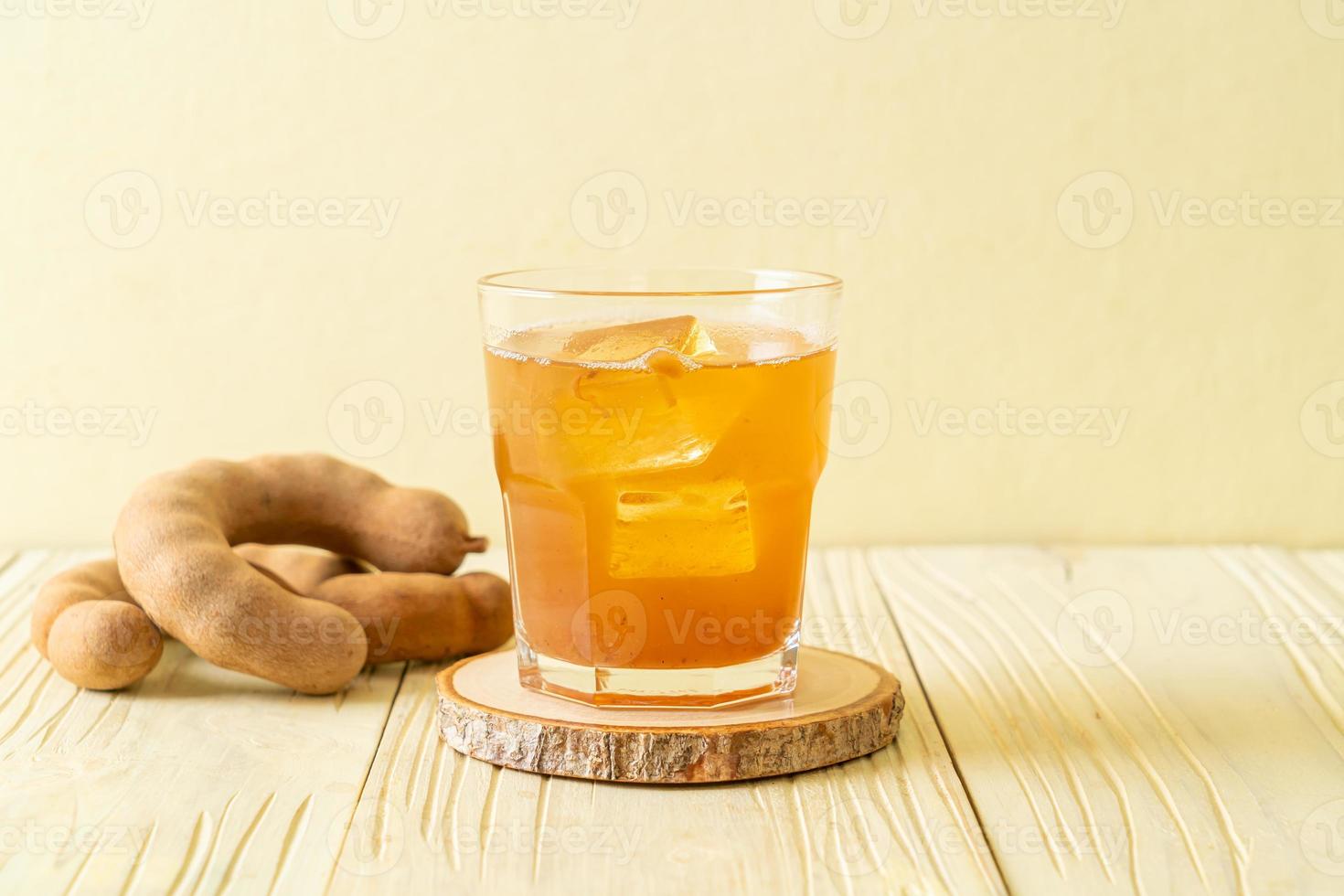 Deliciosa bebida dulce jugo de tamarindo y cubito de hielo. foto