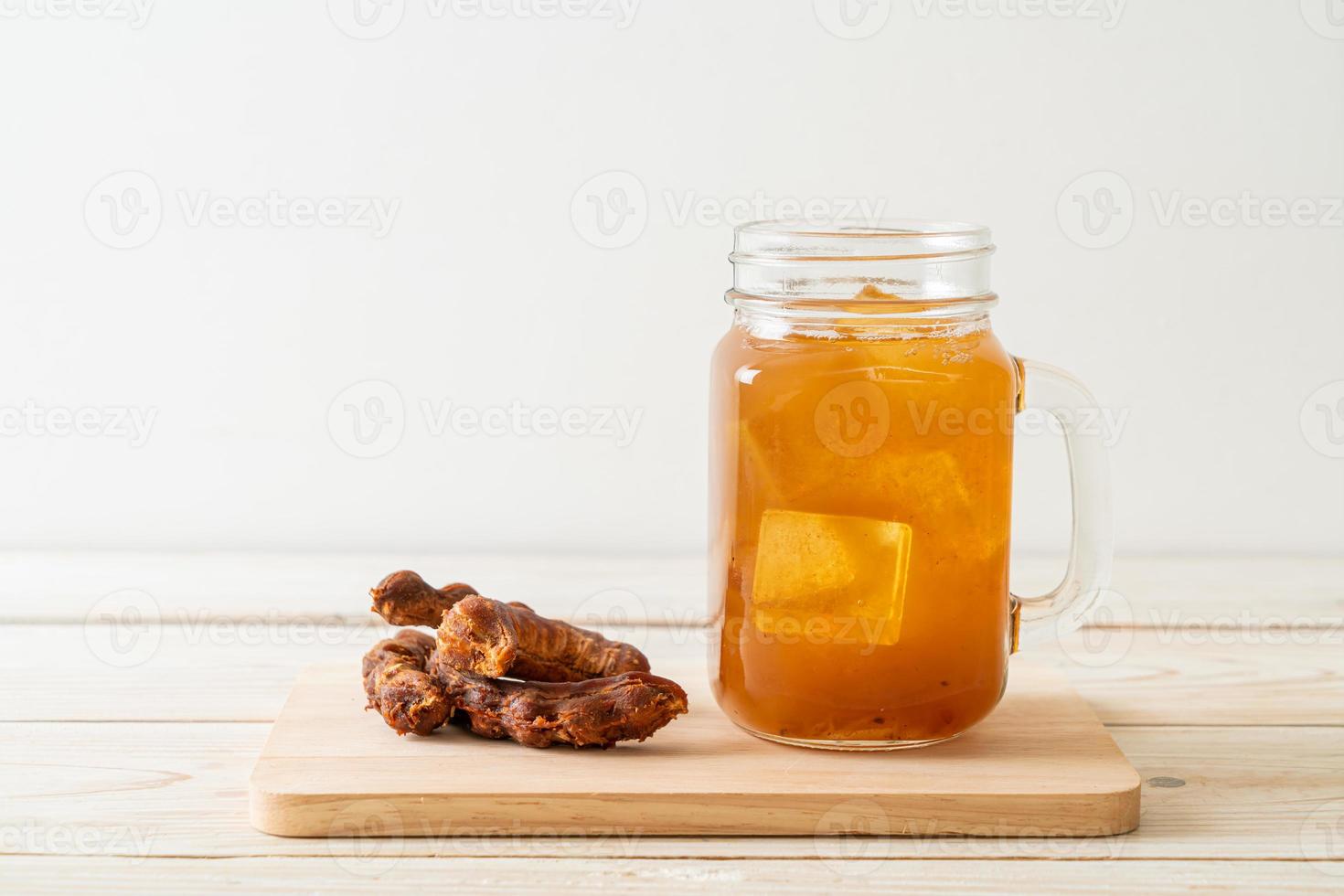 Deliciosa bebida dulce jugo de tamarindo y cubito de hielo. foto