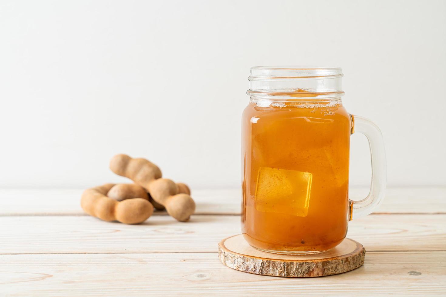 Deliciosa bebida dulce jugo de tamarindo y cubito de hielo. foto