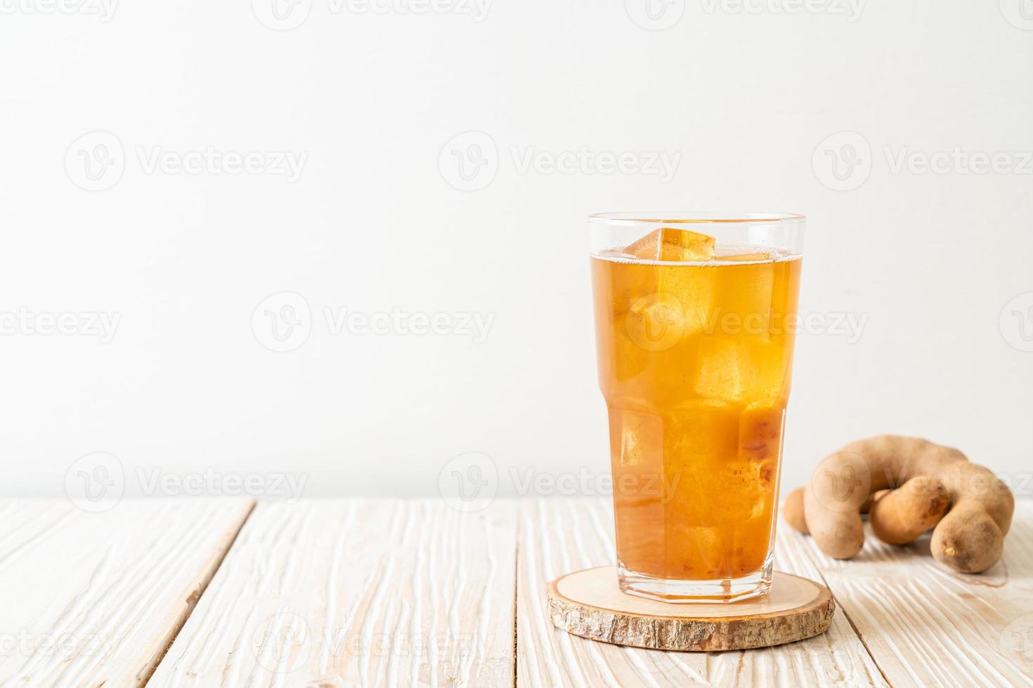 Deliciosa bebida dulce jugo de tamarindo y cubito de hielo. foto