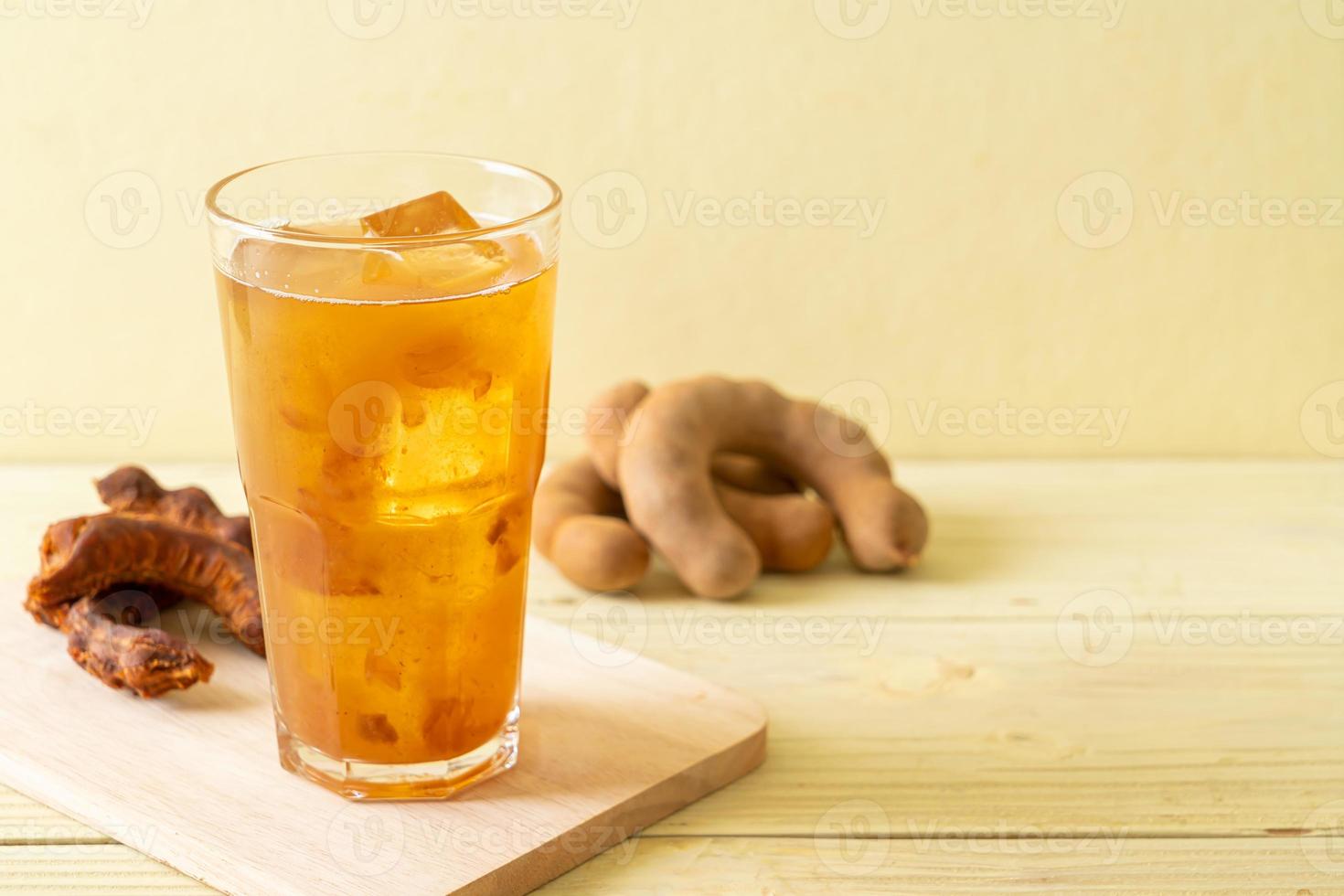 Deliciosa bebida dulce jugo de tamarindo y cubito de hielo. foto