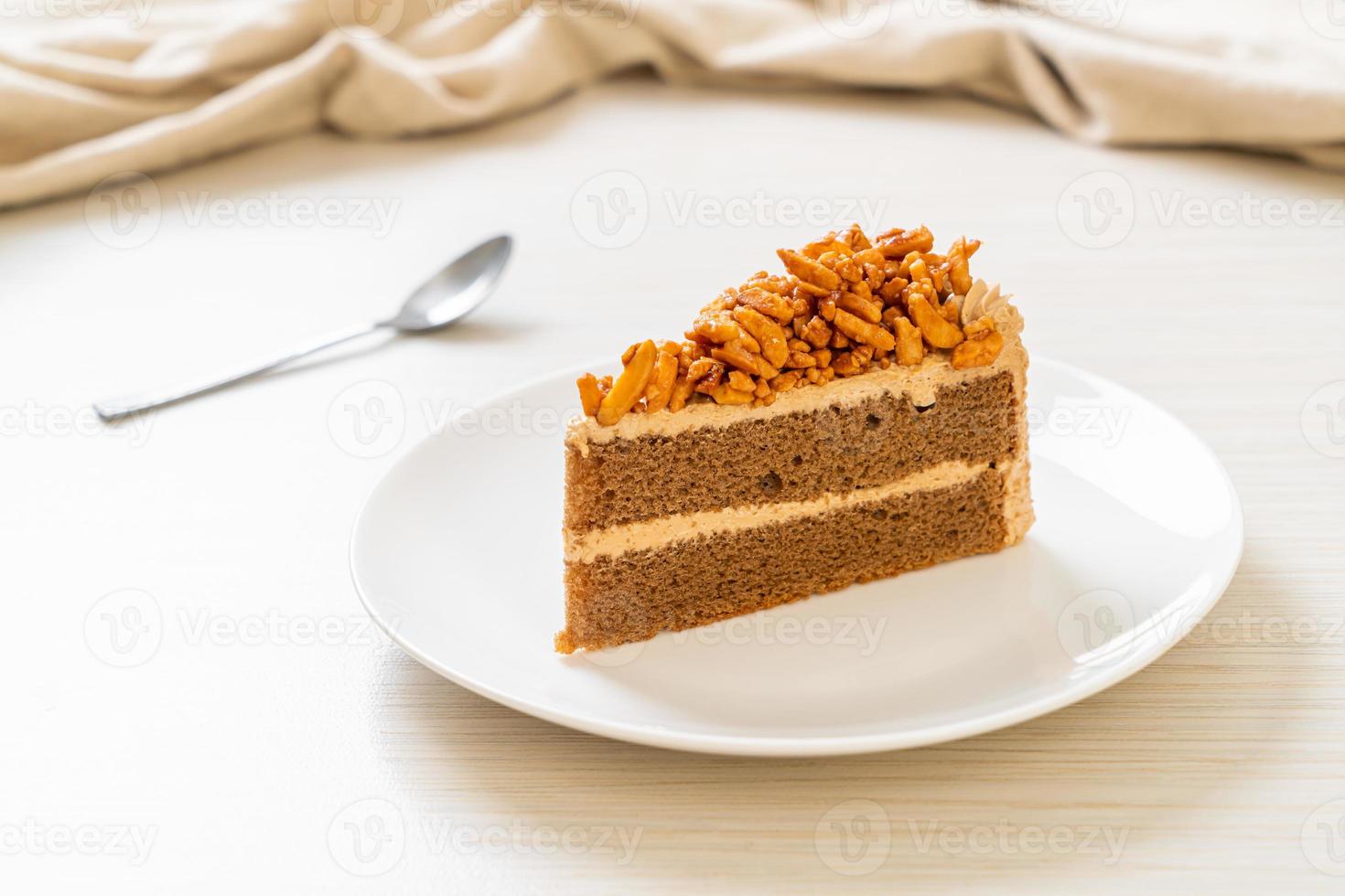 Pastel de almendras de café casero en la placa blanca. foto