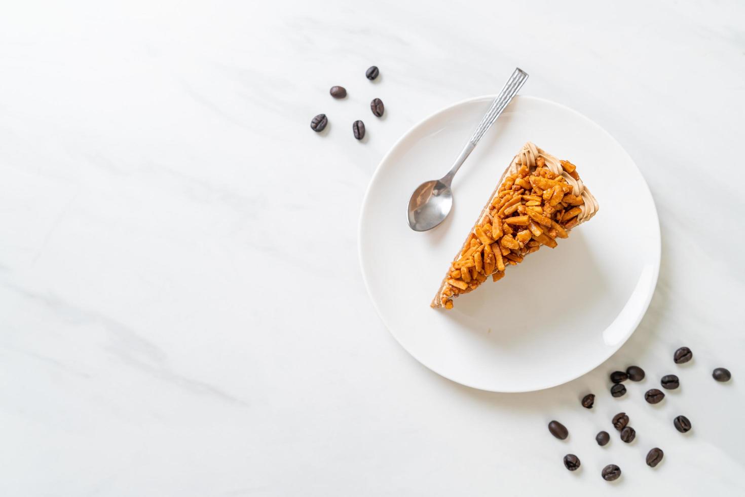 Pastel de almendras de café casero en la placa blanca. foto