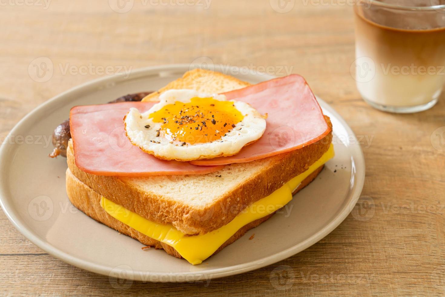 Pan casero con jamón tostado con queso y huevo frito con salchicha de cerdo para el desayuno foto