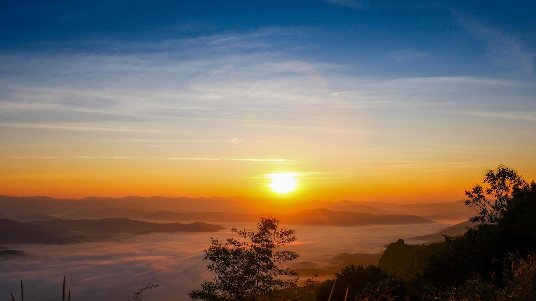 el sol sale sobre las montañas hermosa mañana de invierno foto