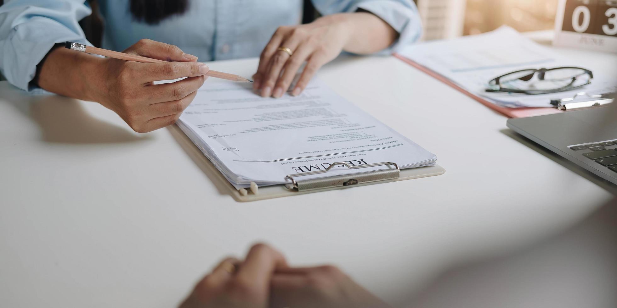 solicitud de empleo y concepto de entrevistas, la mujer espera un currículum y un reclutador considerando la solicitud, el gerente de recursos humanos toma la decisión de contratación. foto