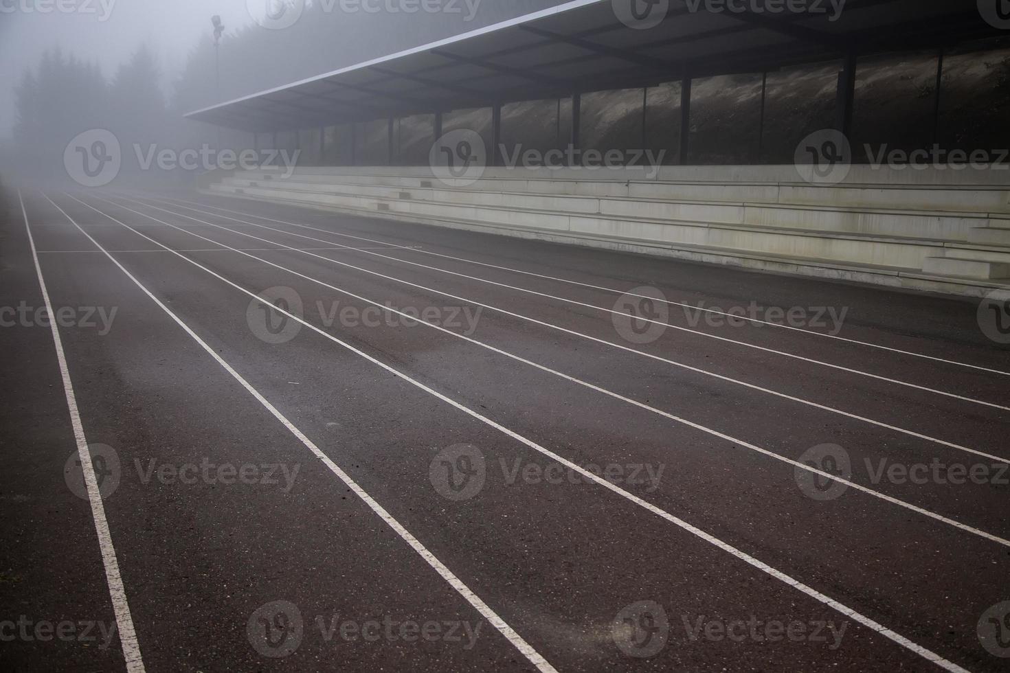 pista de atletismo en la niebla foto