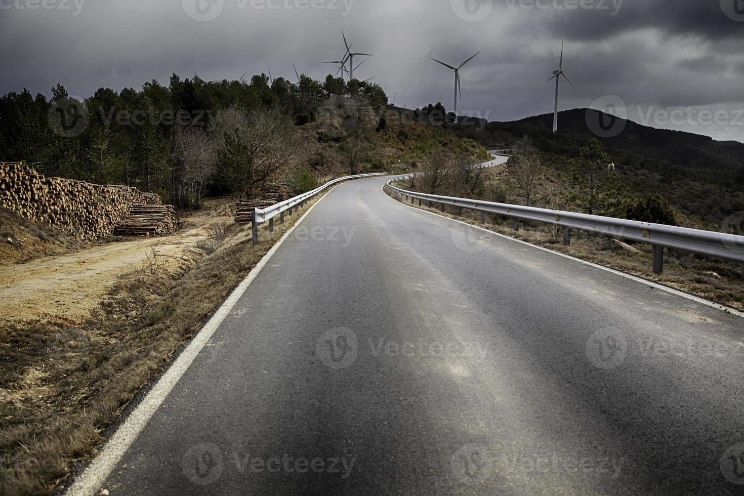 camino con tormenta foto