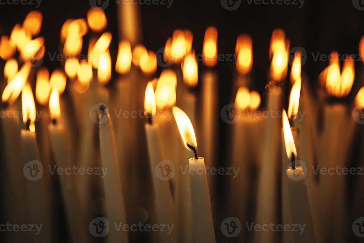 velas encendidas con llama foto
