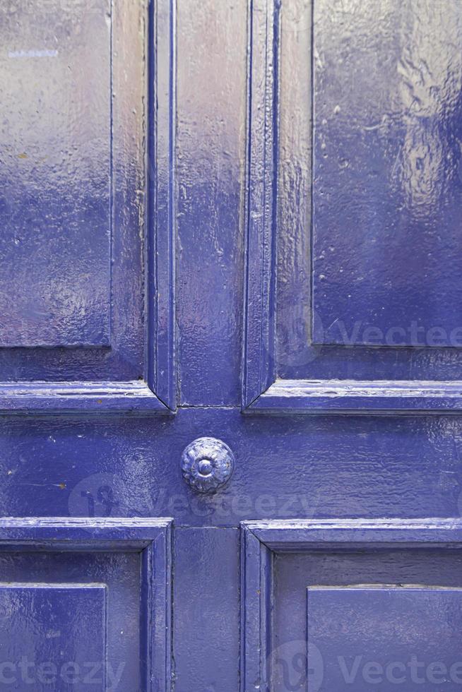 antigua puerta de madera azul foto