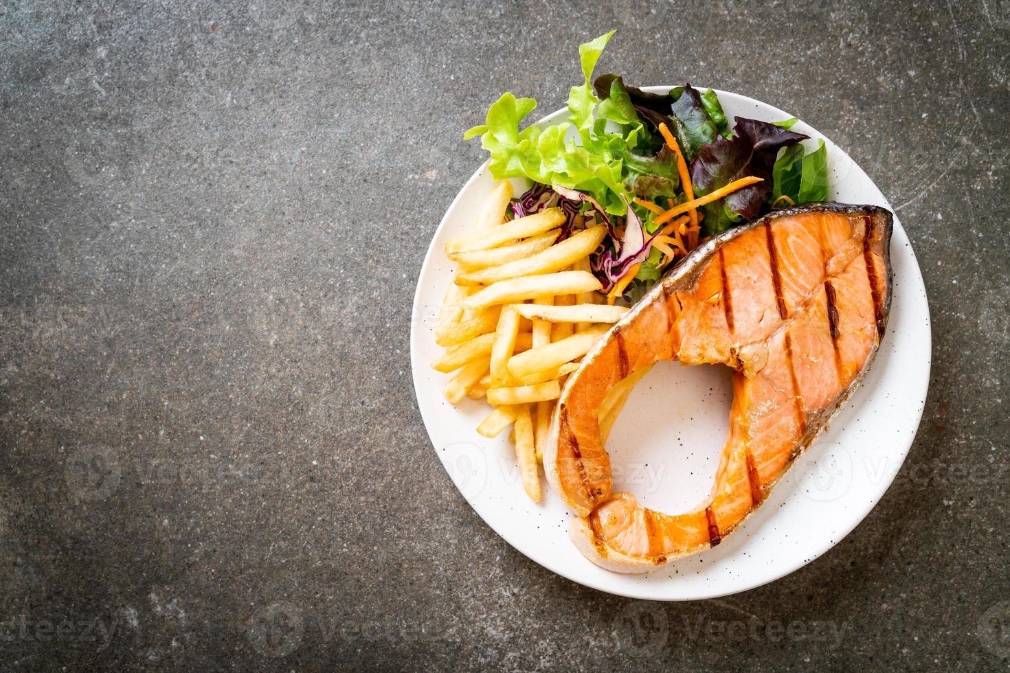 Filete de salmón a la plancha doble con verduras y patatas fritas foto