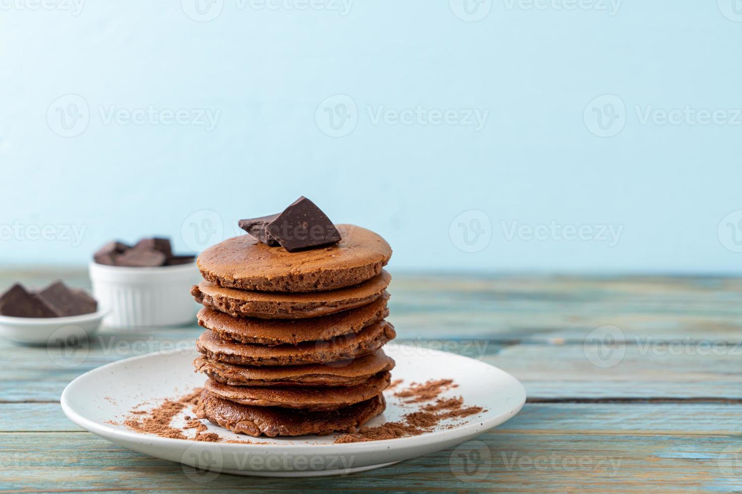 pila de panqueques de chocolate con chocolate en polvo foto