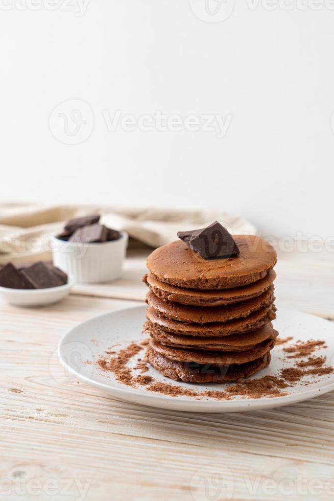 pila de panqueques de chocolate con chocolate en polvo foto