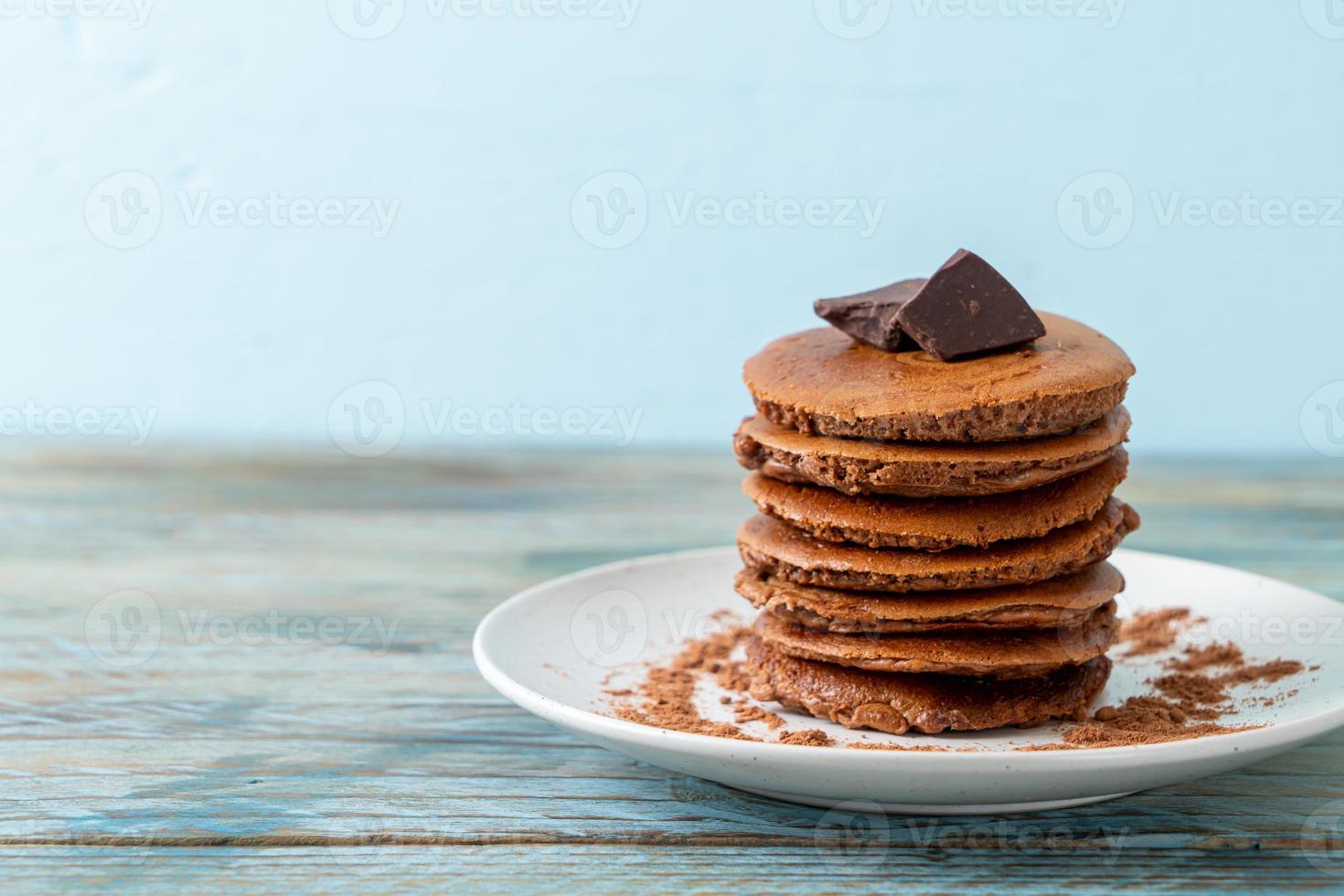 pila de panqueques de chocolate con chocolate en polvo foto