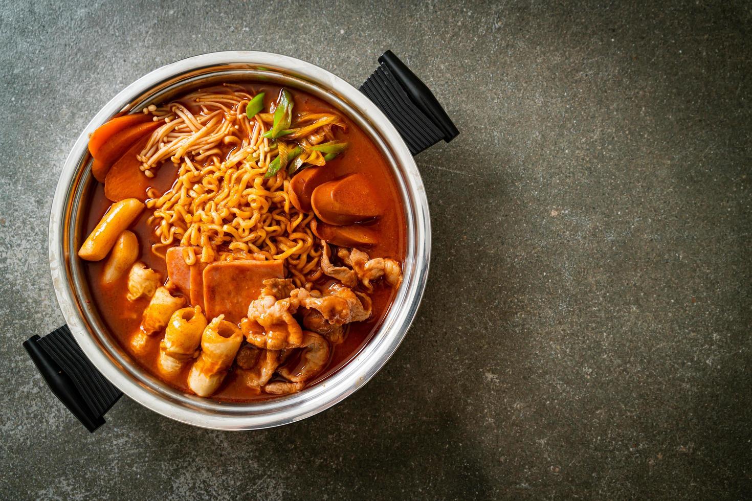 budae jjigae o budaejjigae, o estofado del ejército o estofado de base del ejército. está cargado de kimchi, spam, salchichas, fideos ramen y mucho más: estilo de comida popular de olla caliente coreana foto