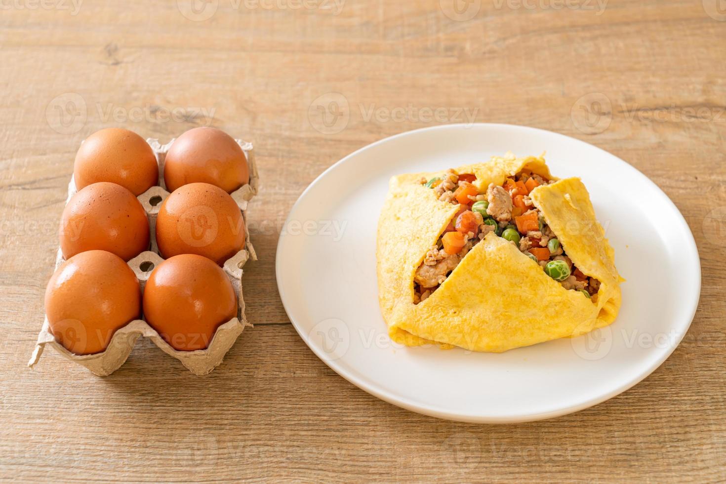 envoltura de huevo o huevo relleno con carne de cerdo picada, zanahoria, tomate y guisantes foto