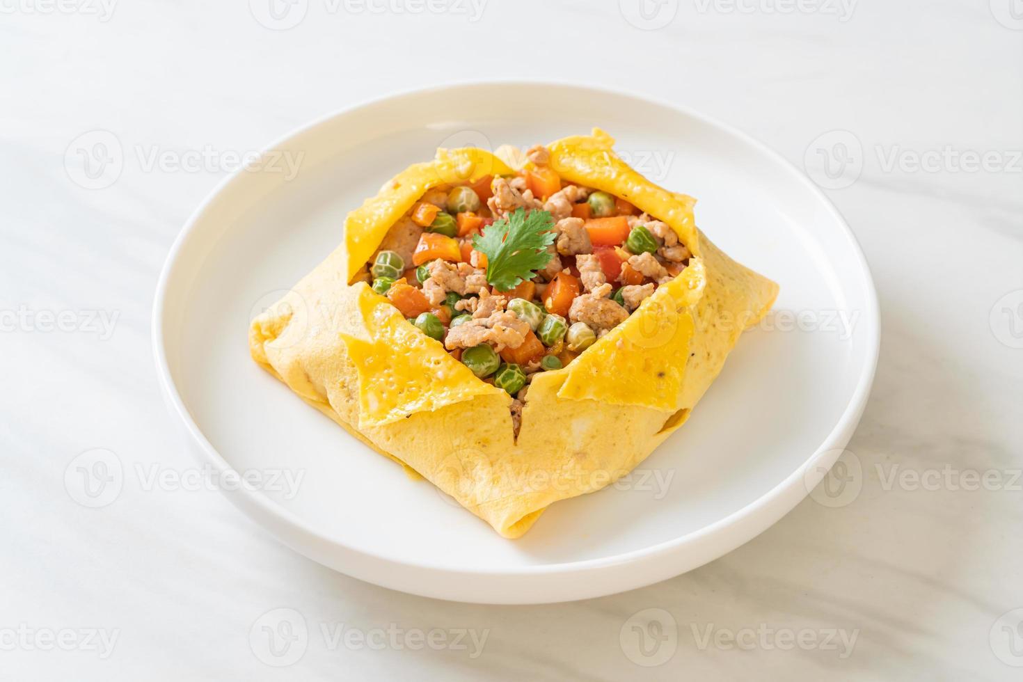 envoltura de huevo o huevo relleno con carne de cerdo picada, zanahoria, tomate y guisantes foto