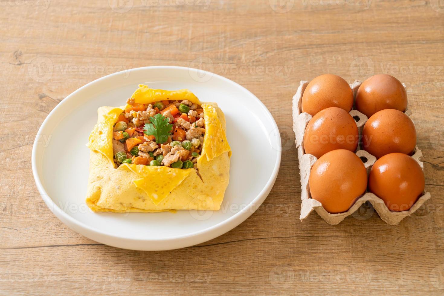 envoltura de huevo o huevo relleno con carne de cerdo picada, zanahoria, tomate y guisantes foto