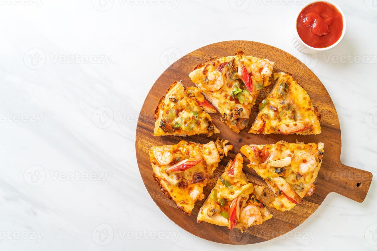 Mariscos de camarones, pulpo, mejillones y pizza de cangrejo en bandeja de madera foto