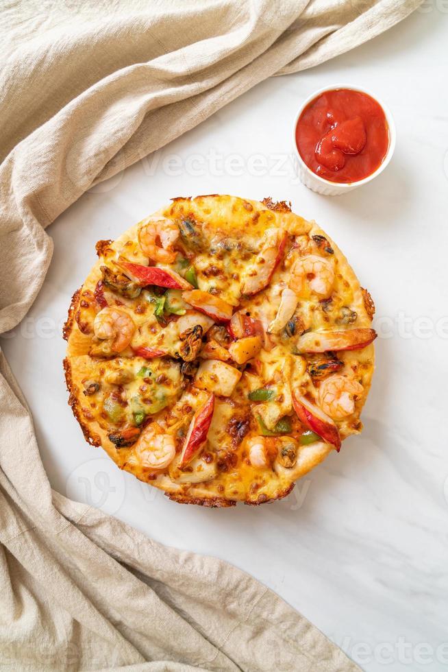 Mariscos de camarones, pulpo, mejillones y pizza de cangrejo en bandeja de madera foto