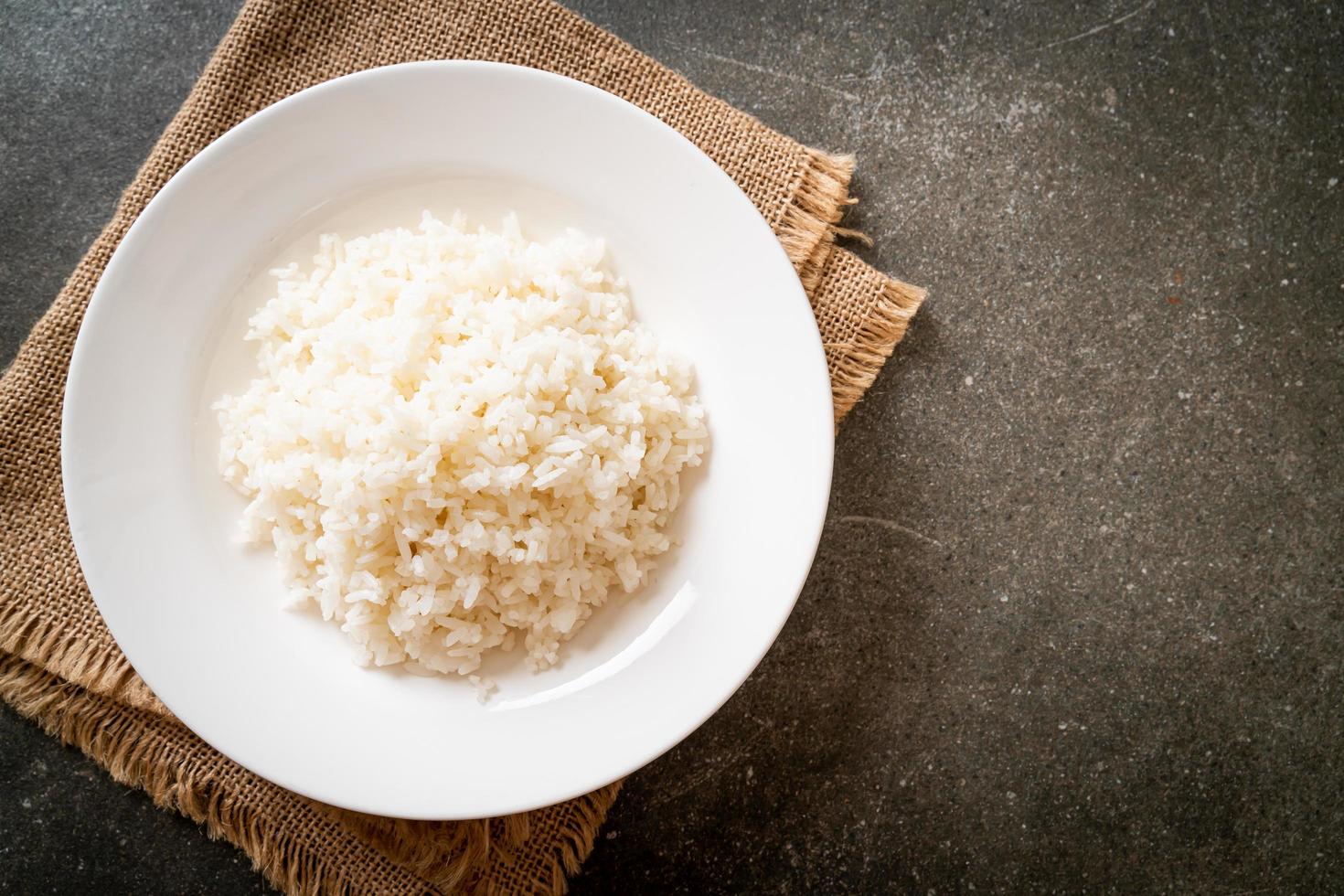 Arroz blanco jazmín tailandés cocido en la placa foto