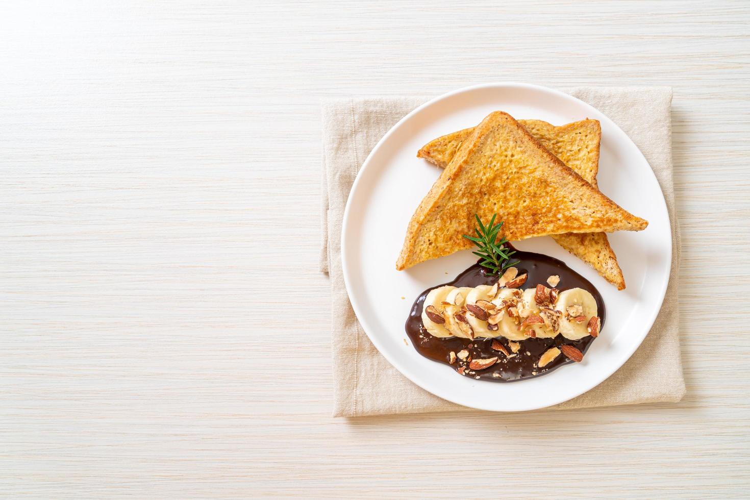 tostadas francesas con plátano, chocolate y almendras para el desayuno foto