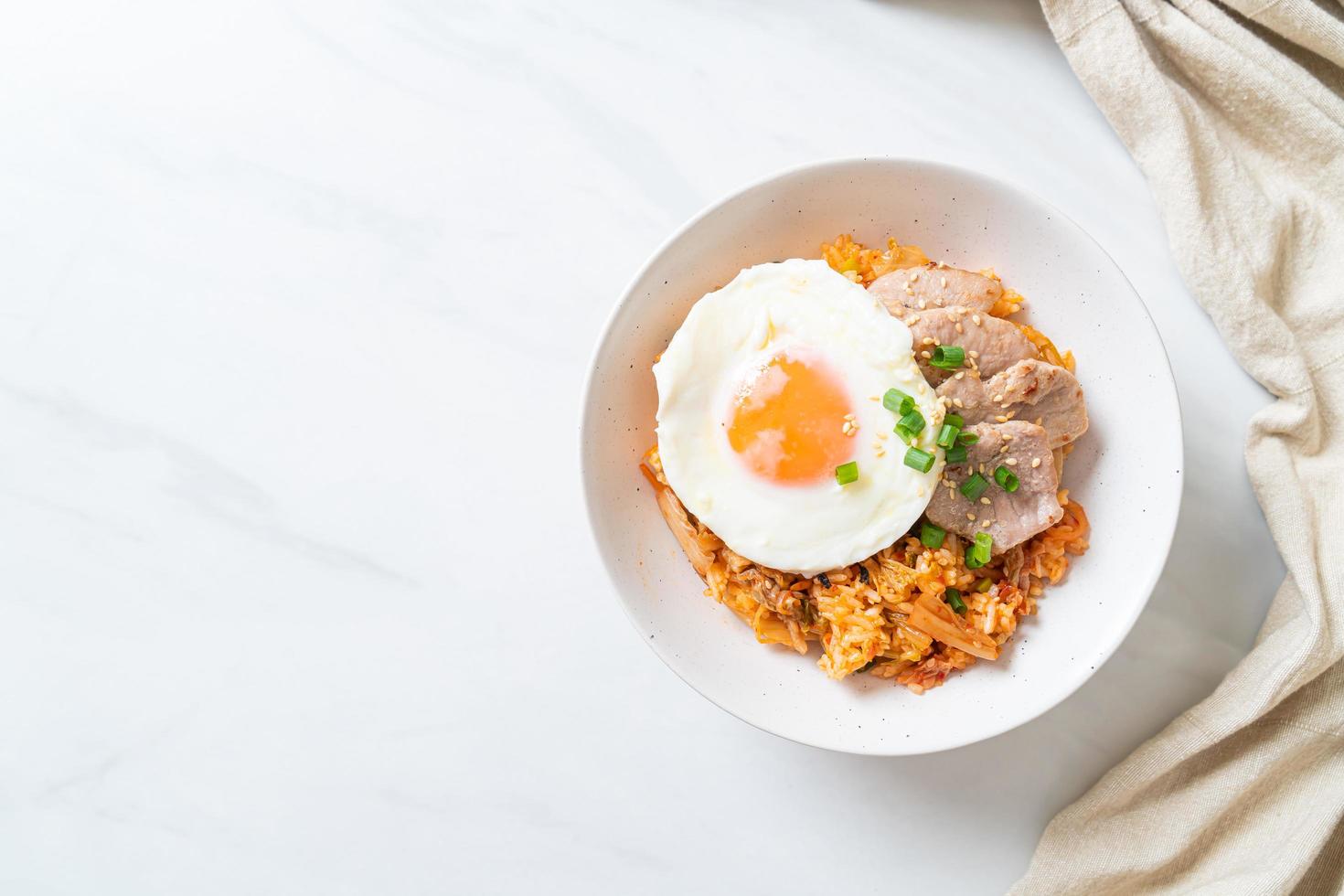 arroz frito con kimchi con huevo frito y cerdo foto