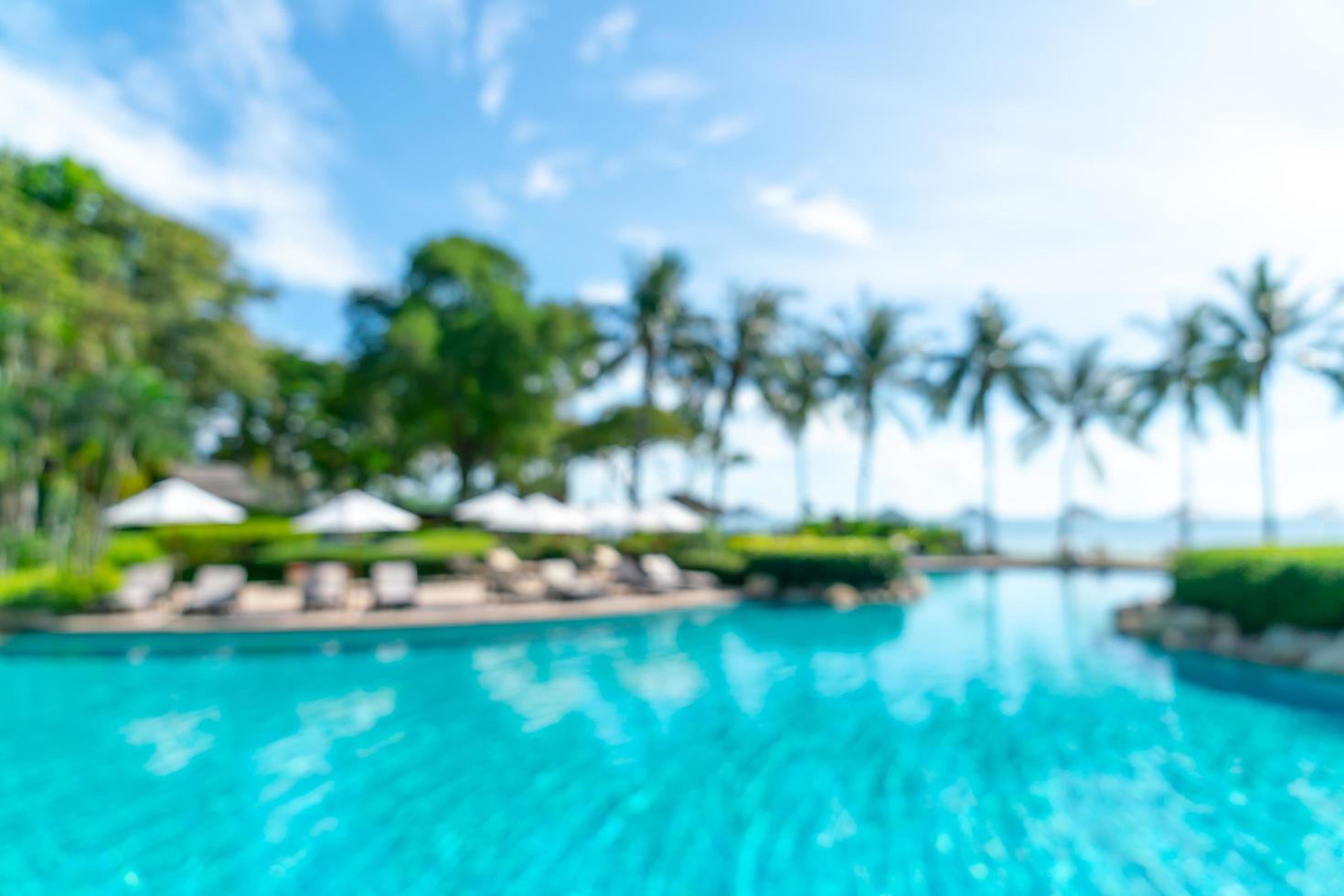 Piscina de cama borrosa abstracta alrededor de la piscina en un hotel de lujo para el fondo - concepto de vacaciones y vacaciones foto