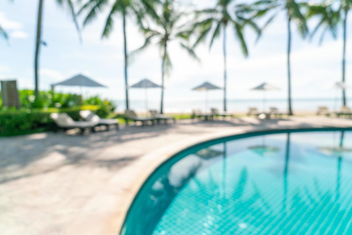 Piscina de cama borrosa abstracta alrededor de la piscina en un hotel de lujo para el fondo - concepto de vacaciones y vacaciones foto