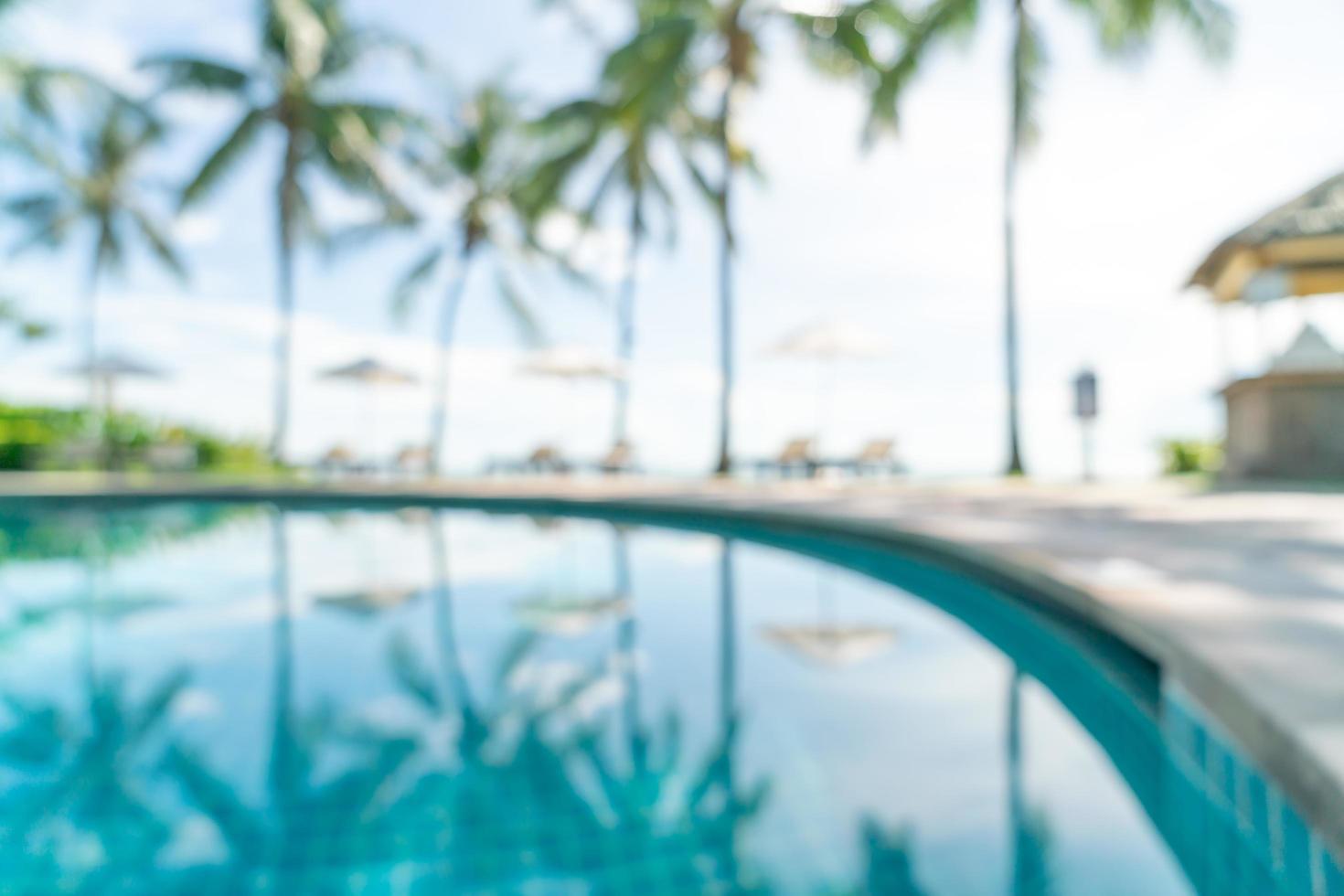 Piscina de cama borrosa abstracta alrededor de la piscina en un hotel de lujo para el fondo - concepto de vacaciones y vacaciones foto