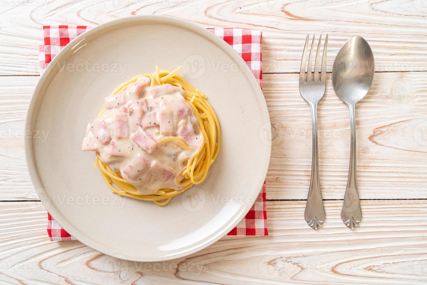 Espaguetis caseros con salsa de crema blanca con jamón - estilo de comida italiana foto