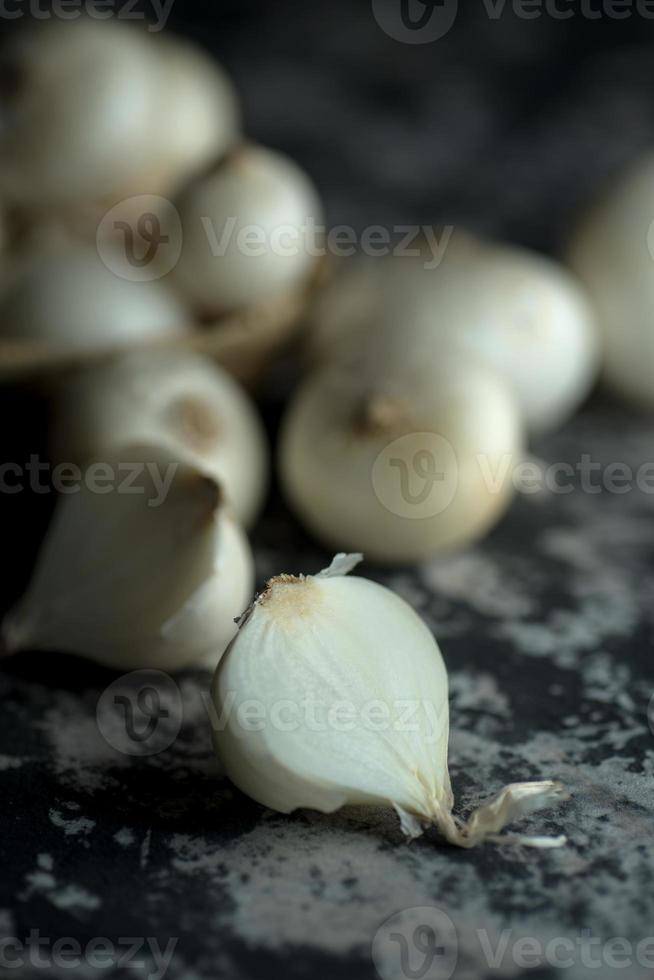 cebollas sobre fondo de textura. ingredientes de comida. foto