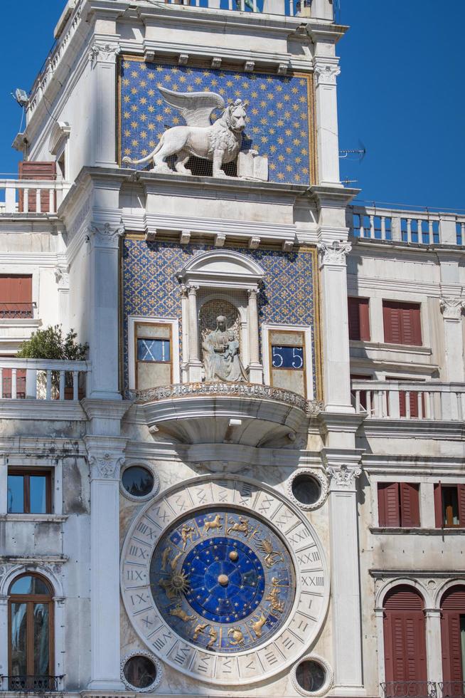 La torre del reloj de San Marcos en la piazza San Marco, el león de San Marcos relieve en la fachada, Venecia, Italia.2019 foto