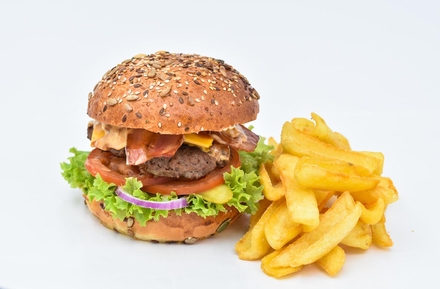 sabrosa hamburguesa con huevo cocido y queso fundido foto