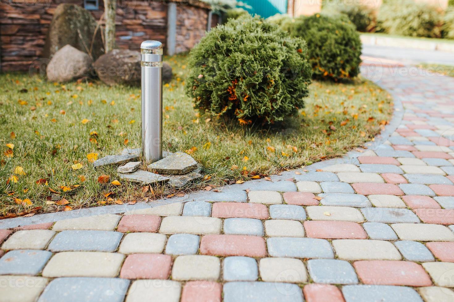 baldosas decorativas de hormigón resistente para pasarelas, patios y estacionamientos en el patio trasero - pavimento para el lote fuera de la casa - planificación y arquitectura de casas de campo foto