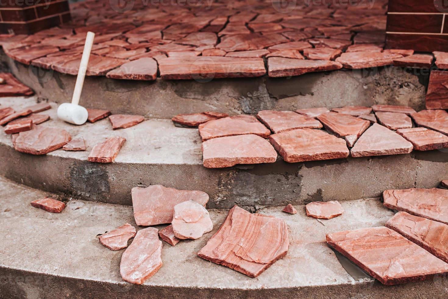 acabado de escalones de hormigón con baldosas de piedra - trabajos de alicatado de alta calidad - detalles de la arquitectura de una casa privada foto