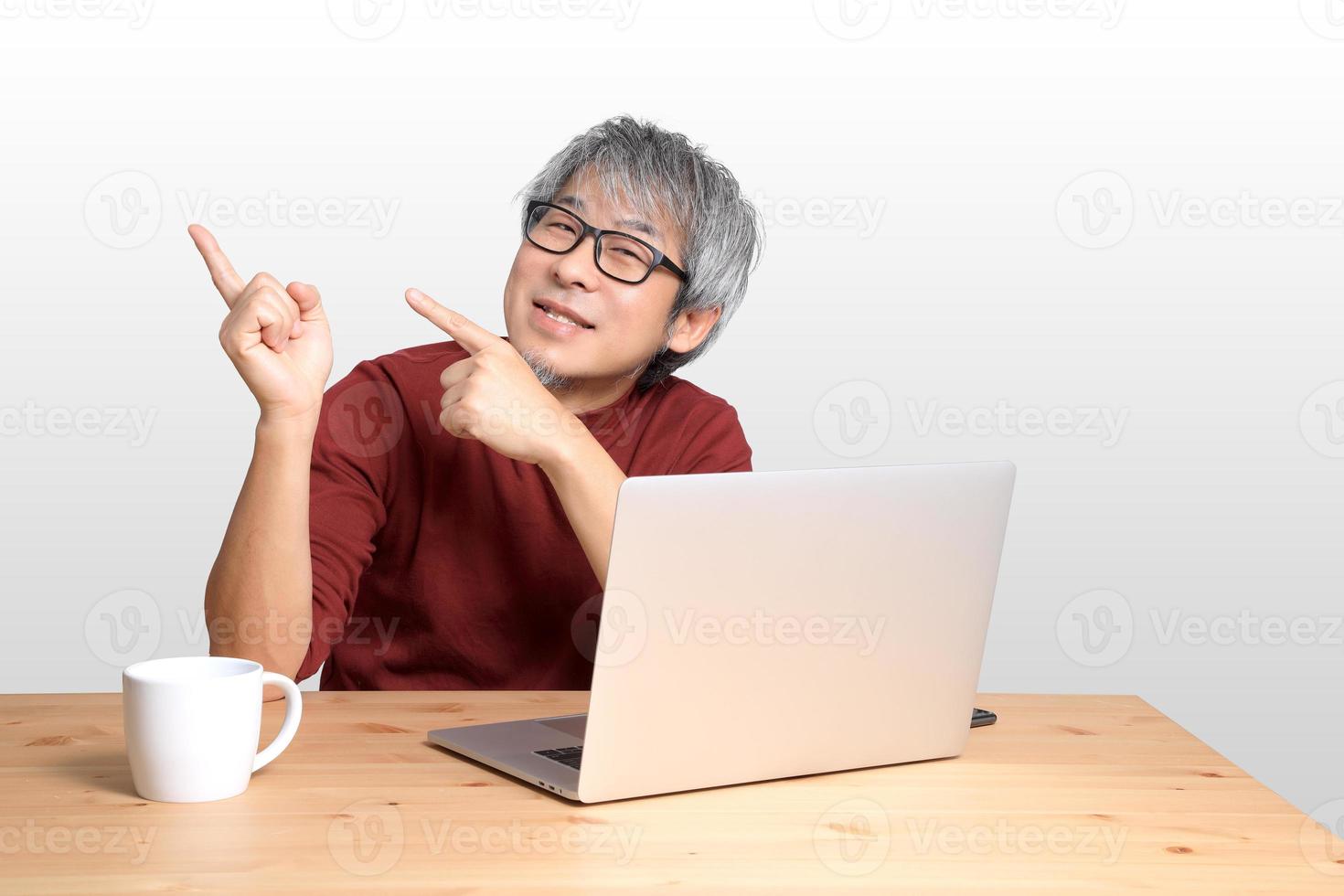 hombre asiático sentado foto