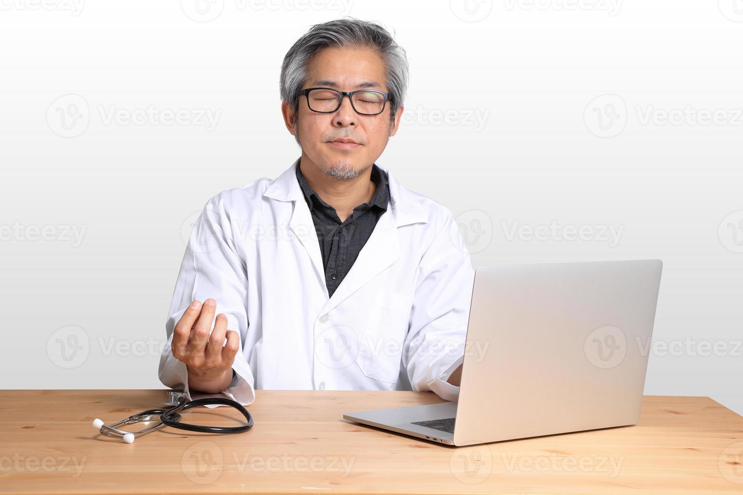 hombre asiático sentado foto