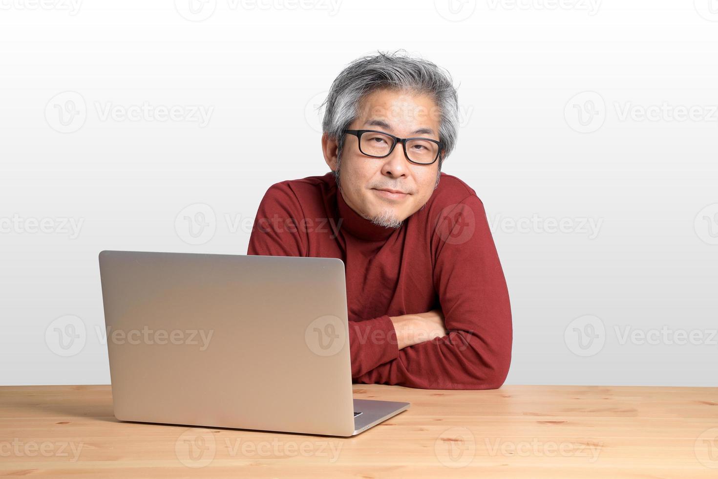 hombre asiático en el escritorio foto