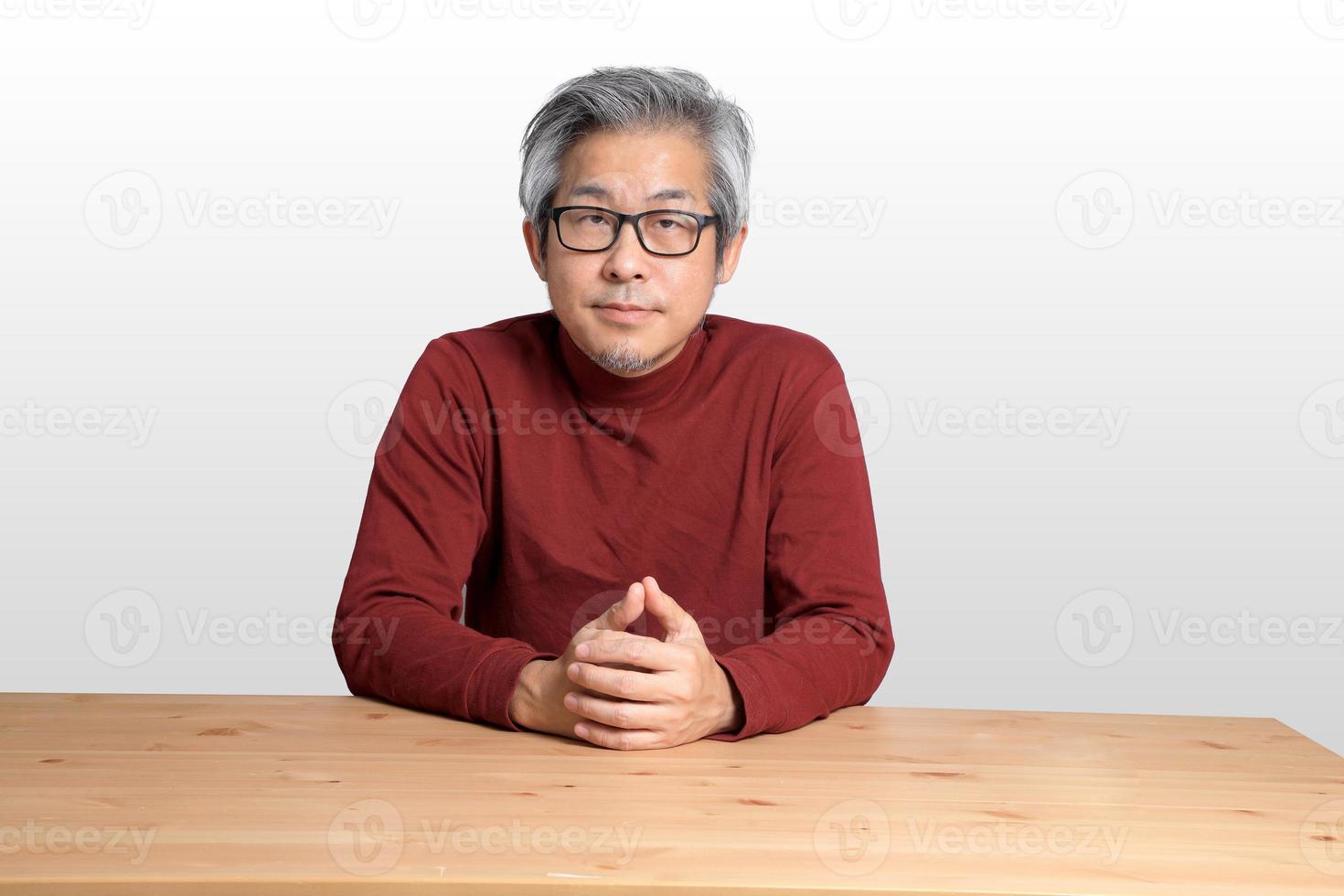 hombre asiático en el escritorio foto