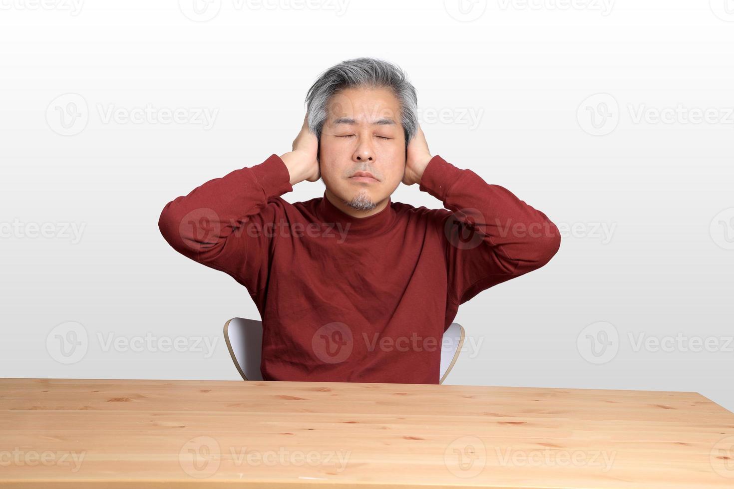 hombre asiático en el escritorio foto